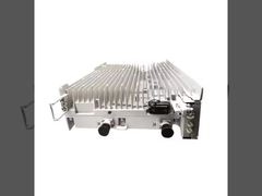 RRU5901/QMD, eine Outdoor-Remote-Radio-Einheit, die von einem Stromschrank mit Strom versorgt wird.